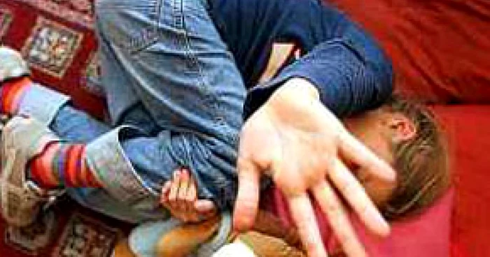 Italia: o educatoare îşi obliga un elev să doarmă cu fularul tatălui mort
