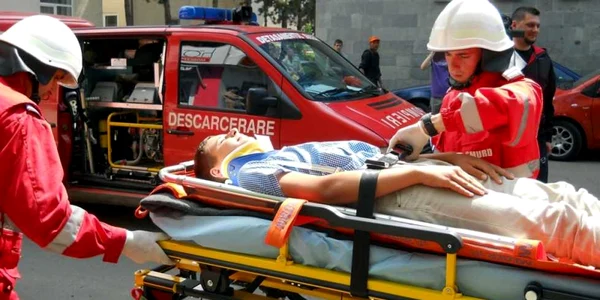 Simularea unui accident rutier în centrul Sucevei. FOTO