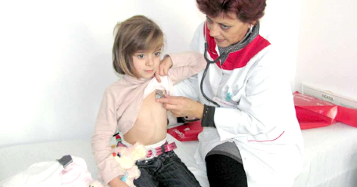 Medicul Mioara Daşcău consultă o fetiţă cu probleme respiratorii