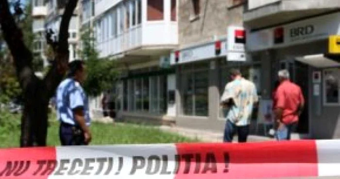 Braşov: Peste 50 de poliţişti îl caută pe atacatorul de la BRD