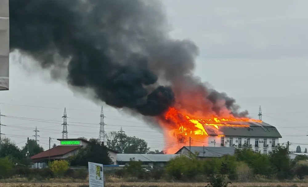 Incendiu de proporții la un hotel din Bărcănești, Prahova. Pompierii intervin cu forțe sporite