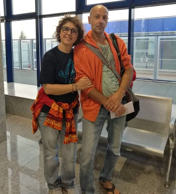 Italienii Massimo și Paola, care au aterizat la Craiova în loc de Cracovia. FOTO Aeroportul Craiova