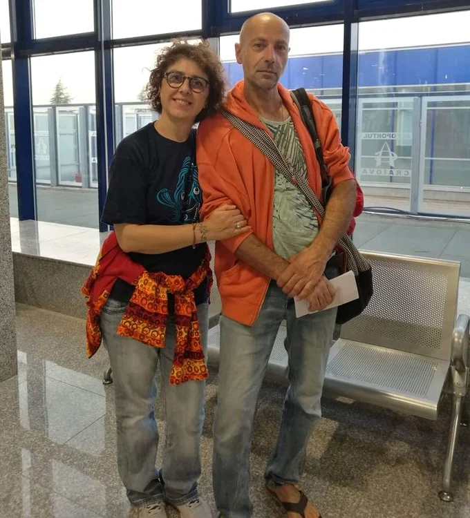 Italienii Massimo și Paola, care au aterizat la Craiova în loc de Cracovia. FOTO Aeroportul Craiova