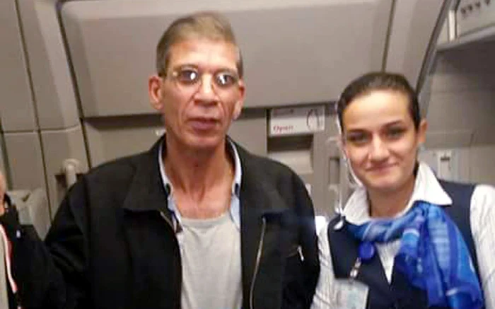 Stewardesa Naira Atef apare într-o fotografie alături de piratul aerului la bordul avionului EgyptAir deturnat în Cipru FOTO The Telegraph