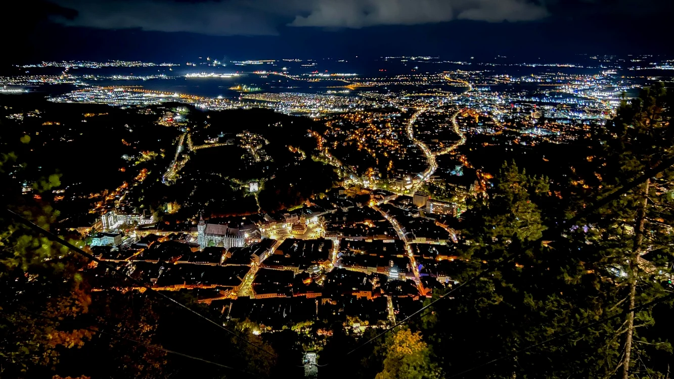 Brașovul noaptea. Foto: Facebook/Restaurant Panoramic Brașov