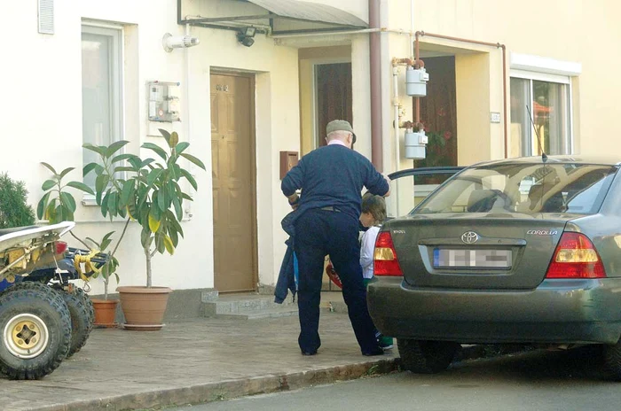 
    Şoferul îi deschide  micuţului portiera politicosFoto: Alex Muscaliu  