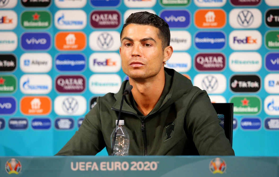 
    Cristiano Ronaldo a rămas cu o sticlă cu apă în fațăFoto: EPA-EFE  