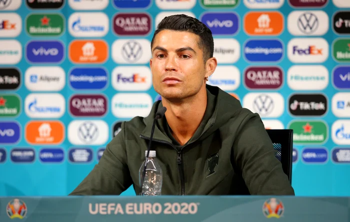 Cristiano Ronaldo a rămas cu o sticlă cu apă în fațăFoto: EPA-EFE