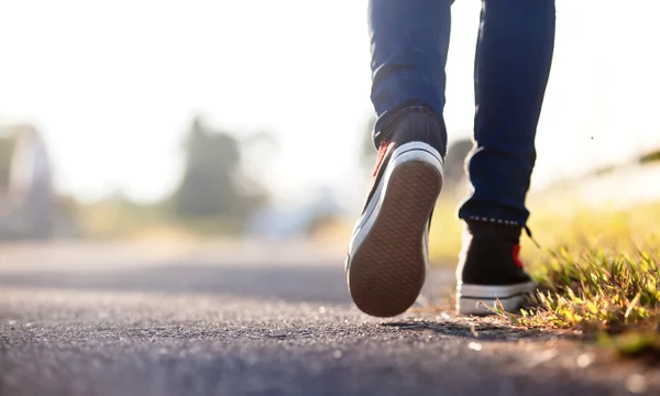 Mers pe jos plimbare FOTO Shutterstock jpg