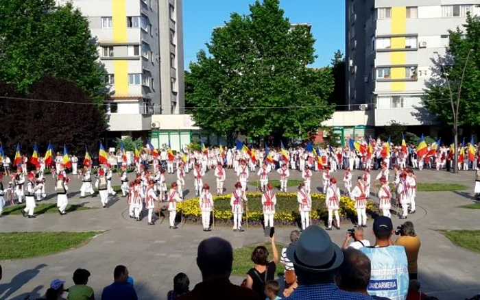 „Căluşul uneşte România“ a fost momentul care i-a reunit pe dansatorii prezenţi la a XXI-a ediţie a festivalului slătinean FOTO: Alina Mitran