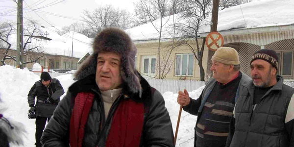 Becali a spus că nu poate fi insensibil la necazurile vrâncenilor înzăpeziţi