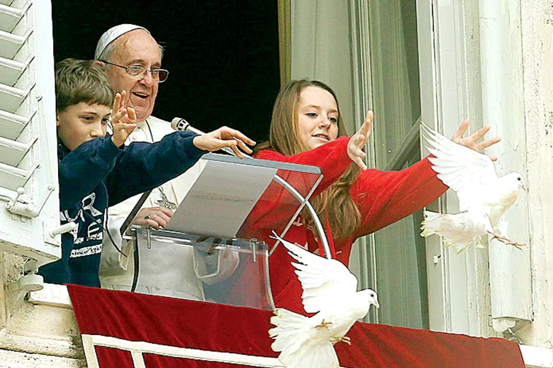 
    26 ianuarie 2014: 26 ianuarie 2014 Înainte de a se ruga pentru  pace în Ucraina, Papa Francisc  a eliberat porumbeii  