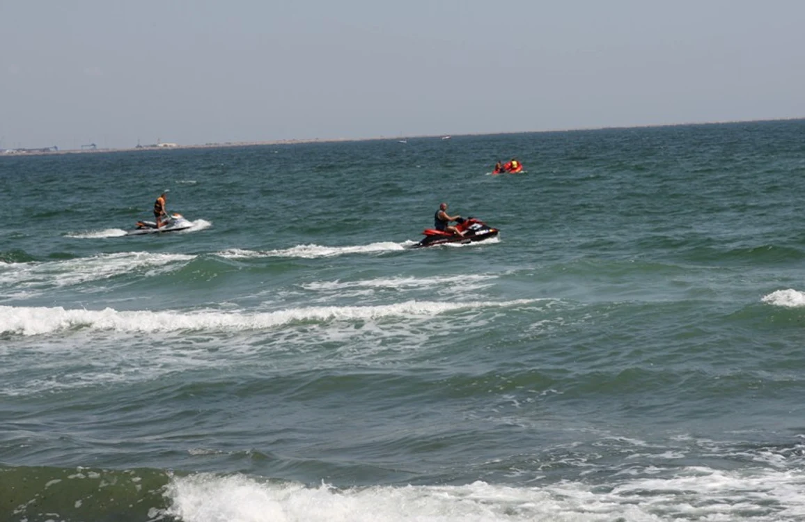 
    Oamenii s-au avântat prea mult în mare şi au fost luaţi de curenţi  