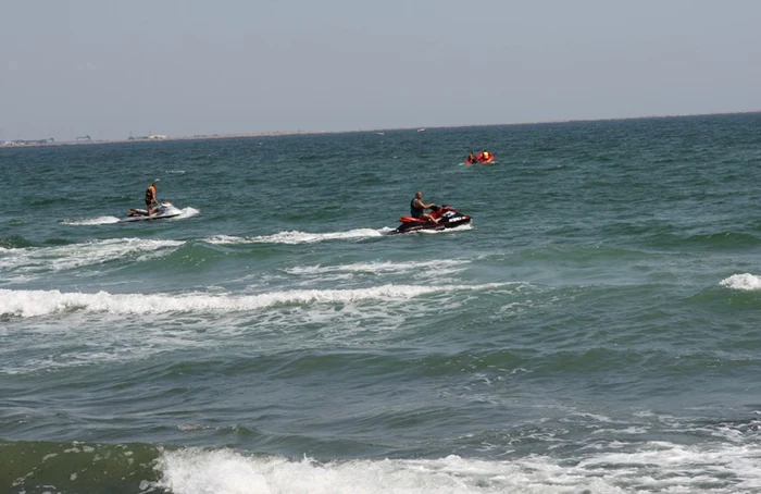 
    Oamenii s-au avântat prea mult în mare şi au fost luaţi de curenţi  