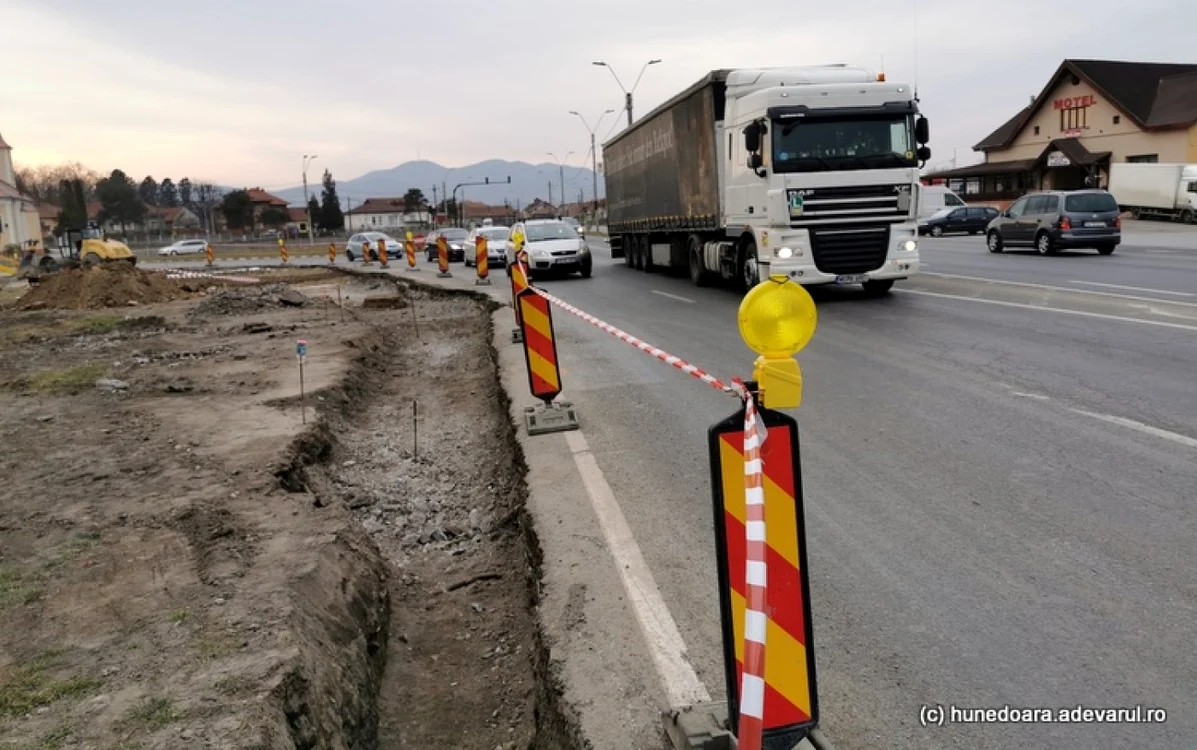 Lucrări la noul giratoriu de la intrarea în Deva. Foto: Daniel Guţă. ADEVĂRUL.