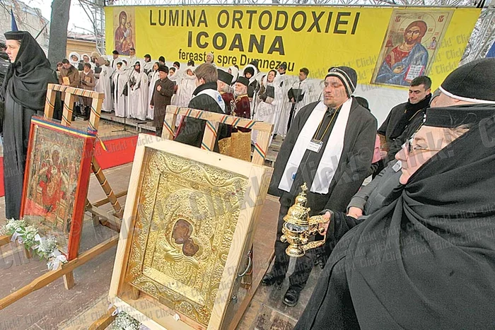 10.000 de credincioşi au venit să-şi sfinţească icoanele (Fotografii: Sever Gheorghe )