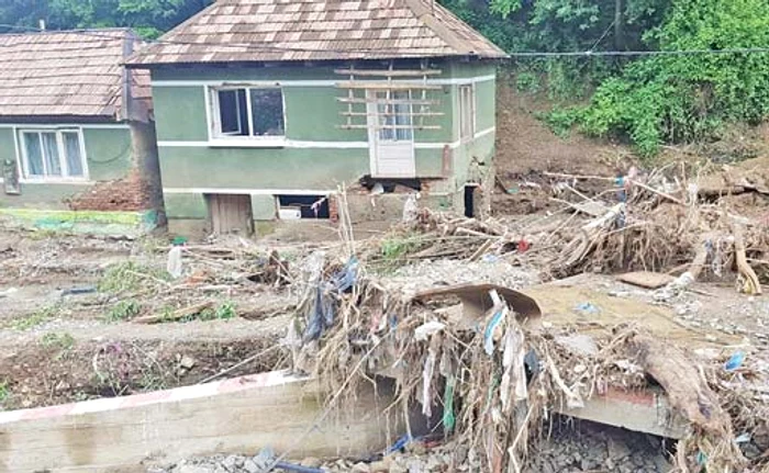 Asta au lăsat în urmă inundațiile după ploile de săptămâna trecută, în satul Răchita