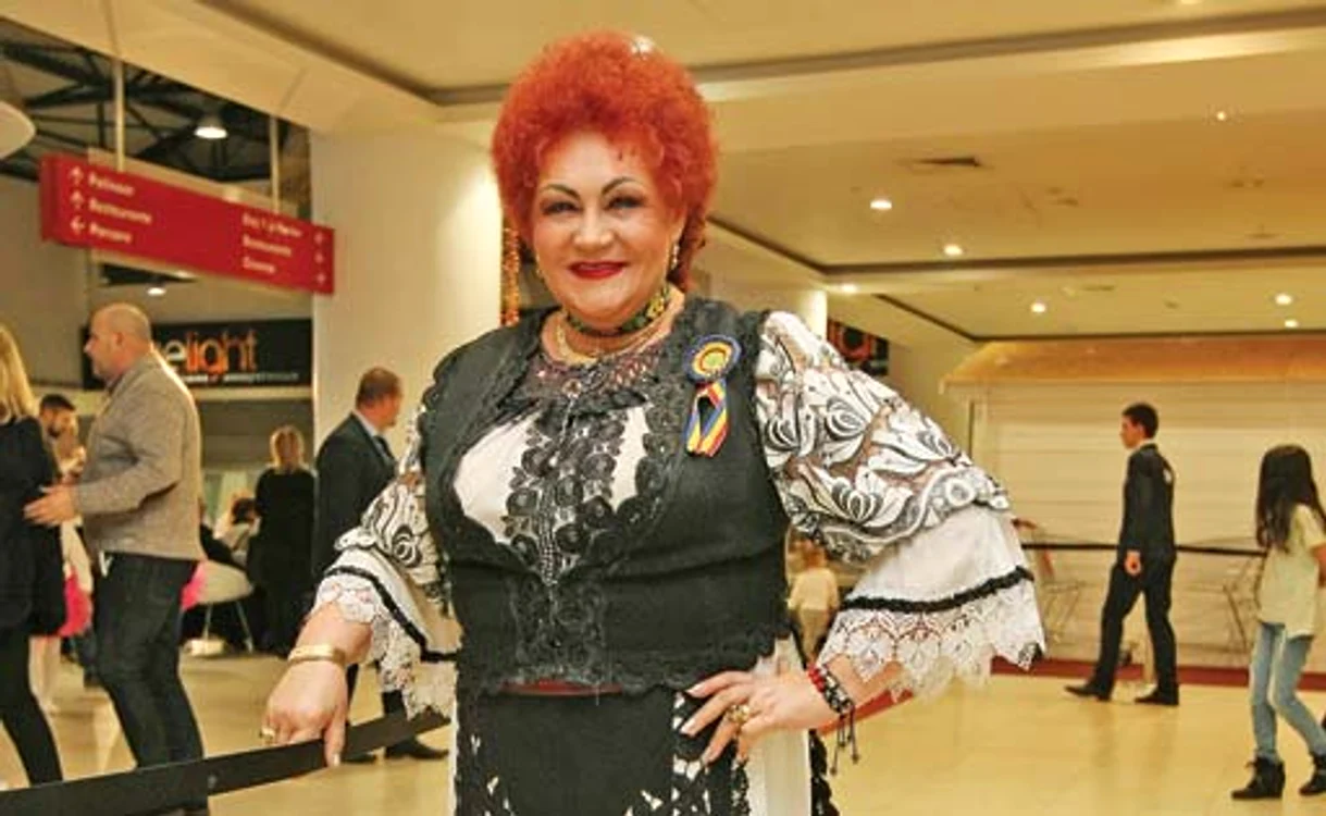 
    Elena a răcit  în urmă cu  două luni,  din cauza  aerului condiționat  