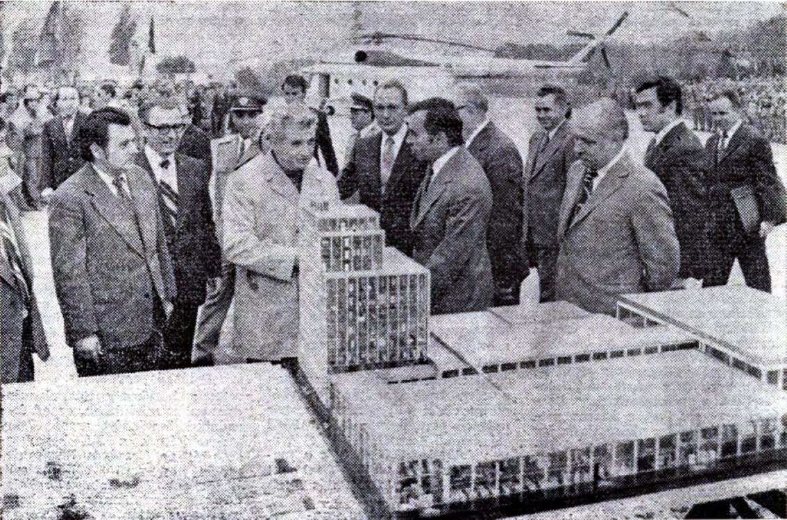 Nicolae Ceauşescu, în vizită la Azomureş. FOTO: Wikipedia