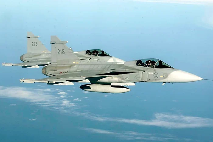 Avioanele militare au survolat zona întreaga zi