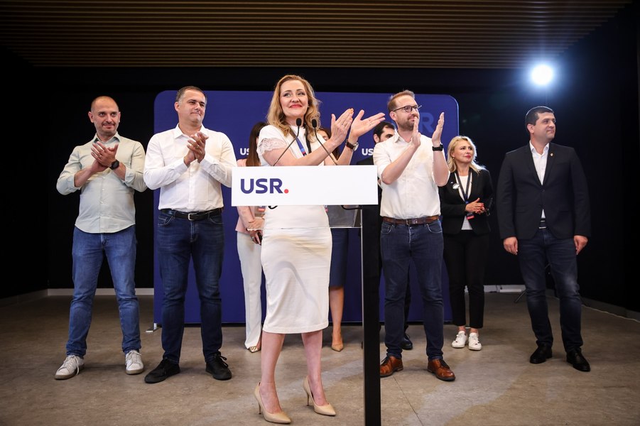 Ce zice Elena Lasconi despre susţinerea sa la prezidenţiale de către PNL: „Pe domnul Ciucă nu mai poţi să îl dezlipeşti din poză de domnul Ciolacu”