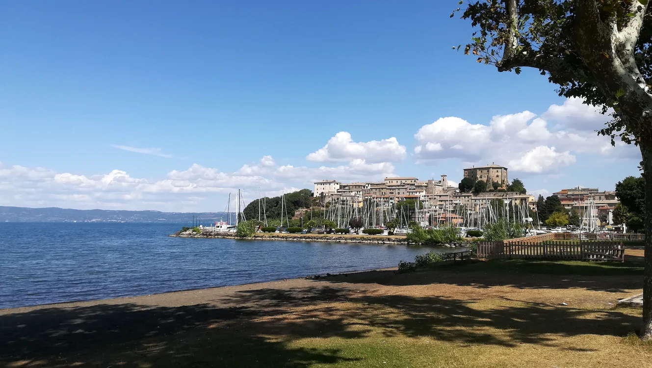 Lacul este așezat pe malul unui frumos oraș