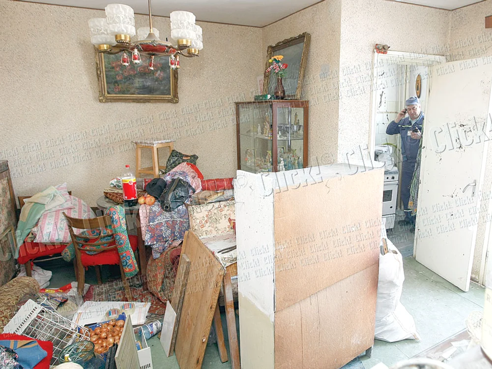 Apartamentul bătrânei era ieri răvăşit în urma exploziei puternice (fotografii: Dan Bistriţeanu)