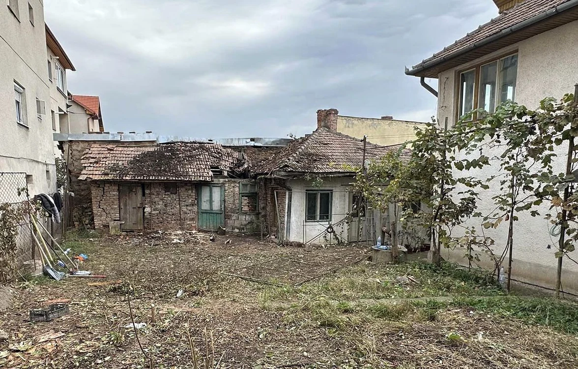 Proprietatea se află între un bloc și o altă casă FOTO Alba Iulia Non Stop/ Facebook