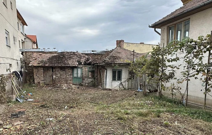 Proprietatea se află între un bloc și o altă casă FOTO Alba Iulia Non Stop/ Facebook