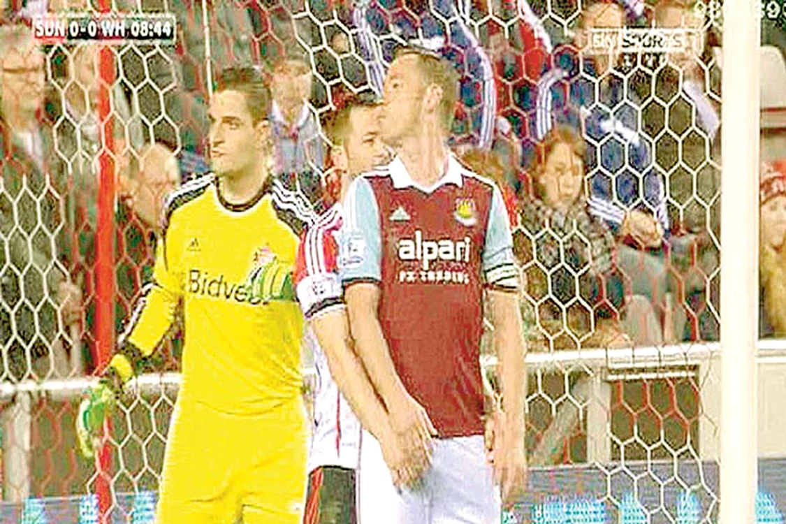 Bardsley îl prinde de testicule pe  atacantul advers (Capturi: skytv)