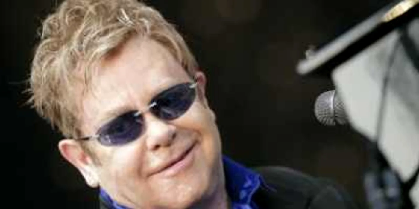 Elton John vrea să adopte un băieţel din Ucraina
