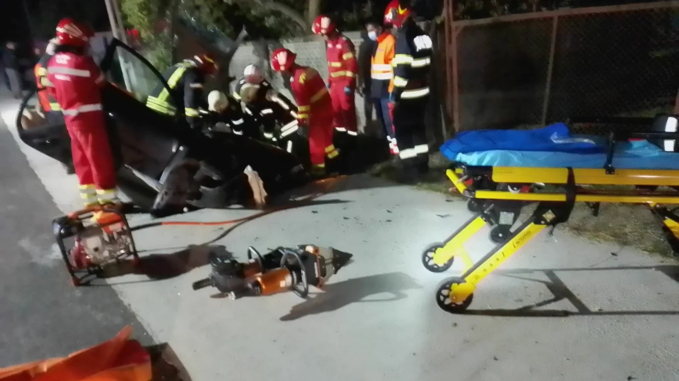 O mașină s-a izbit de un cap de pod: un copil de 3 ani e grav rănit