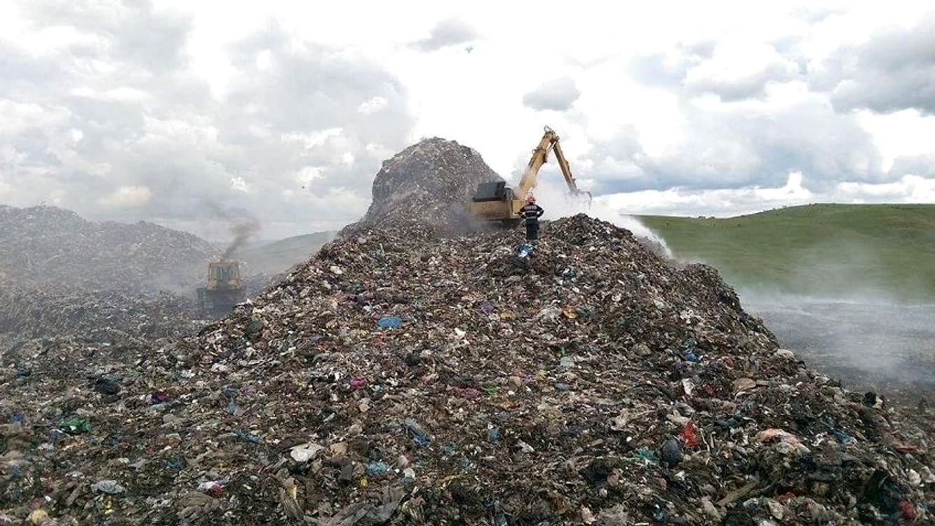 
    Locuitorii din nordul Bucureștiului se plâng că nu mai opt respira aer curat din cauza gropii de gunoi (foto: Inquam)  