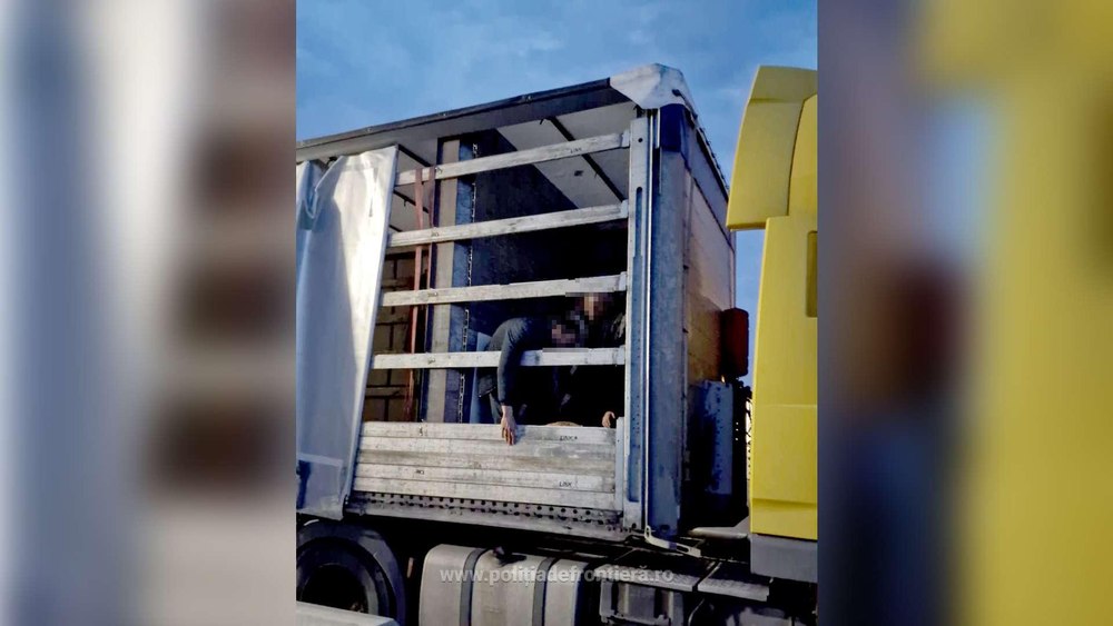 TIR-uri cu migranți, oprite la Nădlac. Pasagerii clandestini erau ascunși în spatele unui perete dublu
