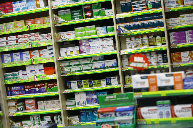 Rafturi pline cu medicamente într-o farmacie