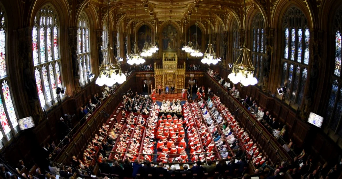 Regina Elisabeta a II-a însoţită de Prinţul Charles ţine un discurs la deschiderea oficială a Parlamentului în Casa Lorzilor la Londra Anglia FOTO Guliver / Getty Images / Carl Court 