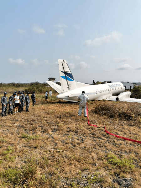 Un avion cu 14 pasageri la bord a pierdut o parte din trenul de aterizare și nu a mai ajuns pe pistă - FOTO