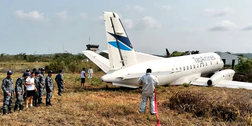 Avion în afara pistei Guatemala FOTO Guatemala Army jpg