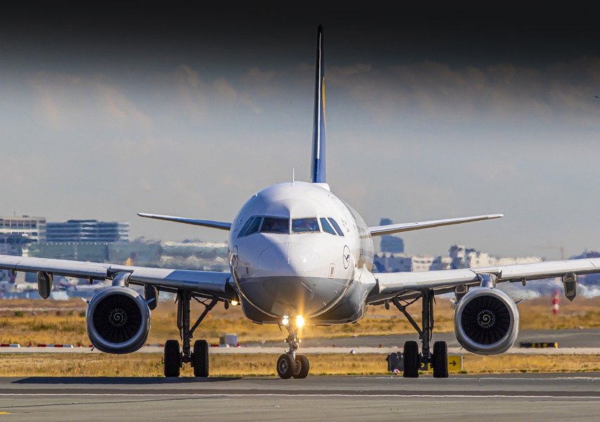 Avion întors din drum, după ce 70 de pasageri au prezentat simptome de intoxicare. Le-a fost servit pui stricat VIDEO
