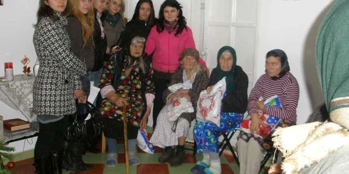 Liceeni le-au colindat şi le-au făcut daruri bătrânelor 