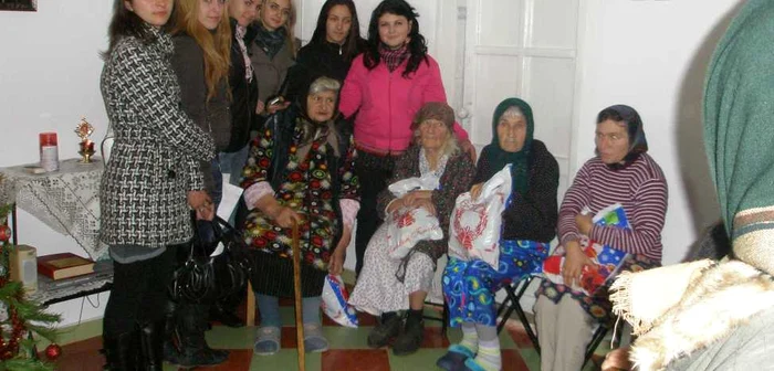 Liceeni le-au colindat şi le-au făcut daruri bătrânelor 