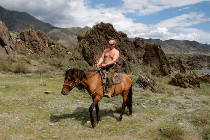 Vladimir Putin, călărind topless
