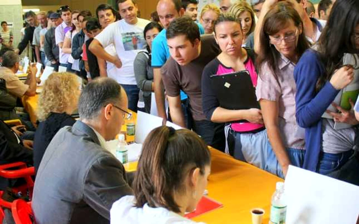 Aproape 600 de absolvenţi au avut norocul de a fi angajaţi direct la Bursa locurilor de muncă, de vineri FOTO Mediafax