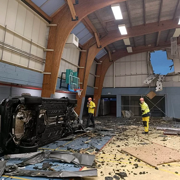 Mașina fotbalistului „aterizată” în sala de sport. Foto: Twitter