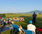 Mihai Sturzu, înconjurat de copiii de la Tabăra de zbor foto: Click!