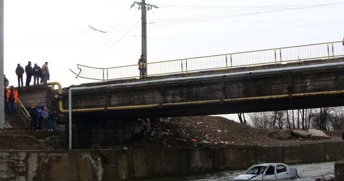 Şoferul a scăpat ca prin minune cu răni uşoare