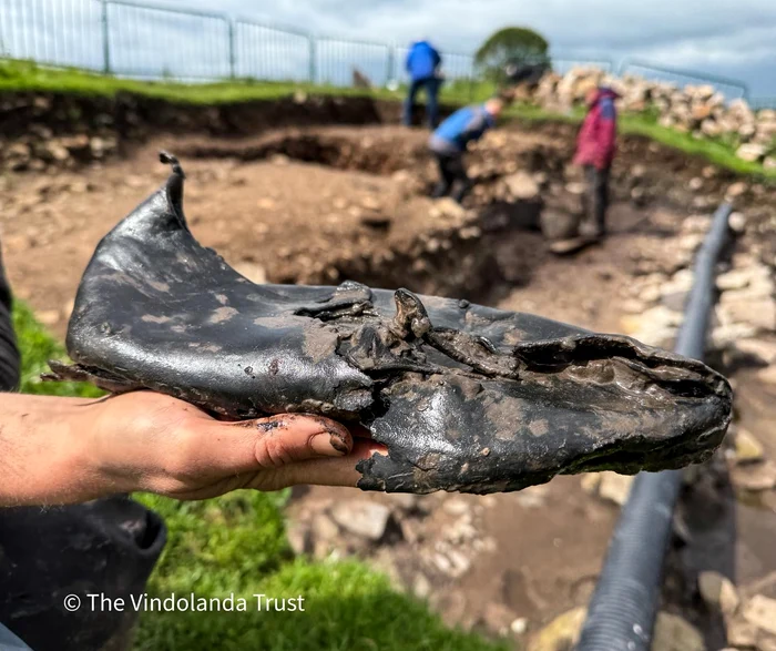 Cel mai mare pantof găsit în Fortul Magna. Foto: Facebook/The Vindolanda Trust