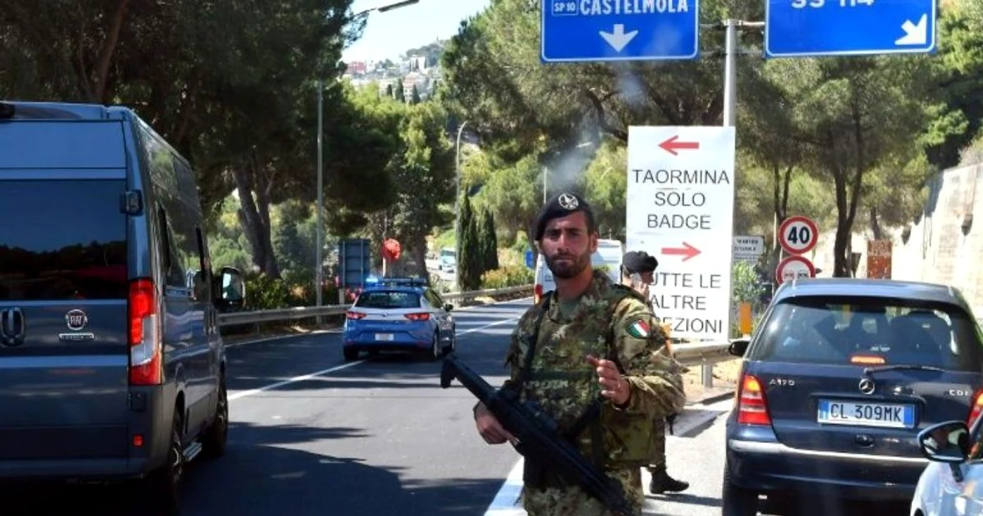 Un soldat italian controlează accesul în Taormina FOTO AFP