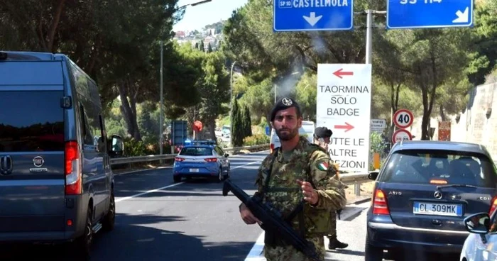 Un soldat italian controlează accesul în Taormina FOTO AFP