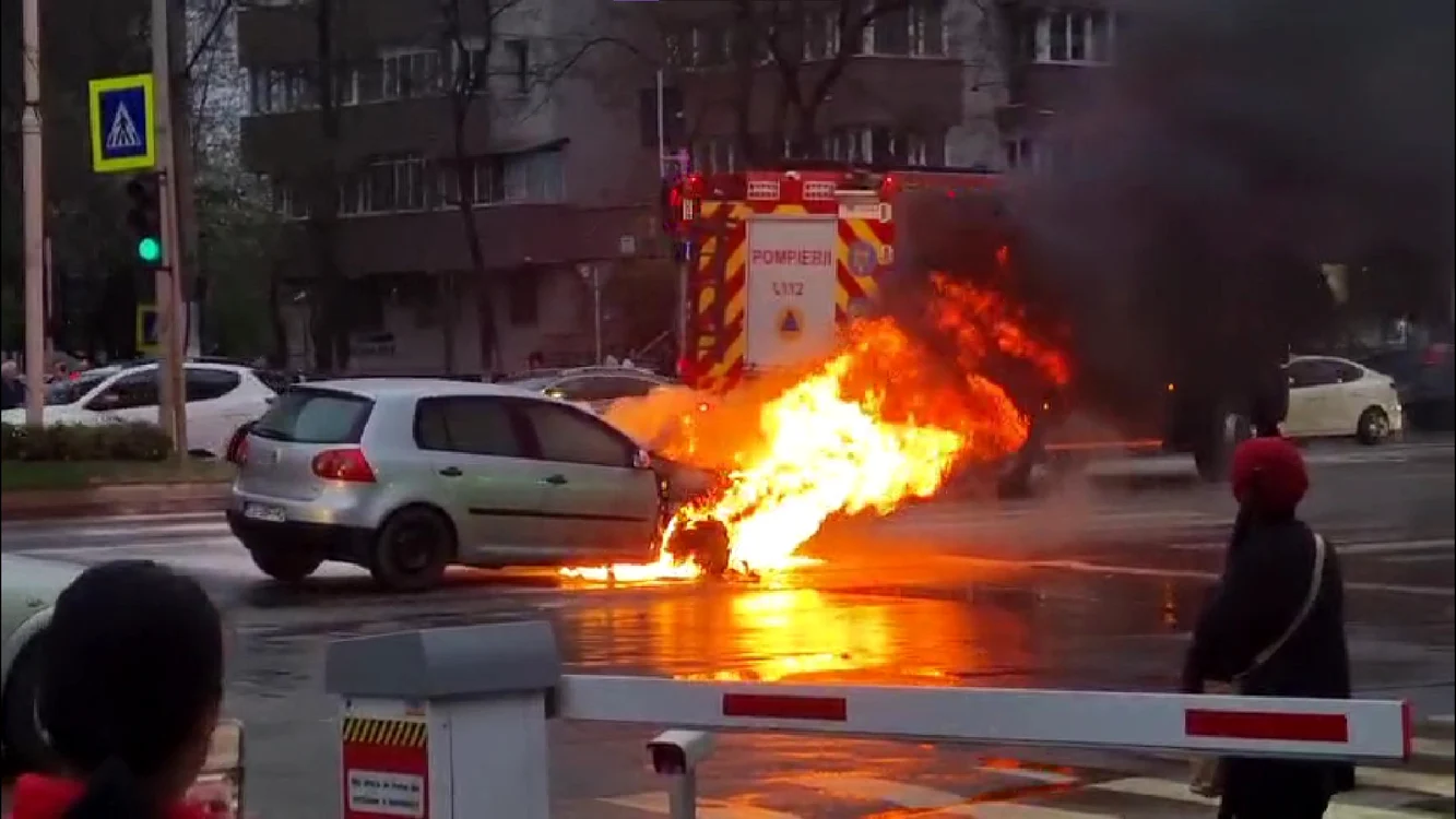 Trafic blocat pe Bulevardul Iuliu Maniu după ce o mașină a luat foc în mers. FOTO: Captură video 